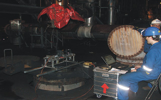 Operador monitorando o equipamento e analisando as fotografias